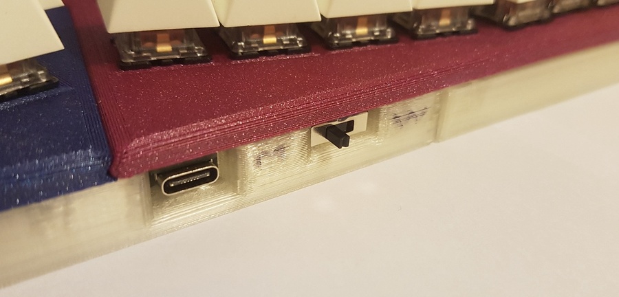 Dip switch à l'arrière pour changer de disposition de clavier